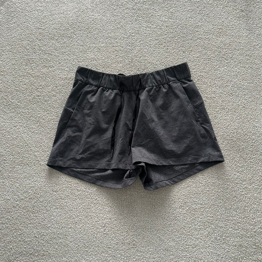 lululemon On The Fly Short 2.5" size 8 in Heathered Black